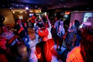 Шумно, весело, с музыкой. 10 мест, где можно отметить новогодний корпоратив в формате фееричной вечеринки